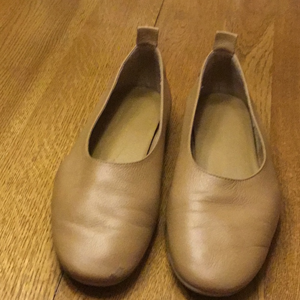 Everlane Neutral Tan Leather Slip-On Flats